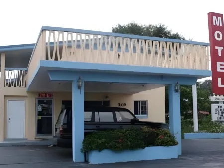 スリー オークス モーテル