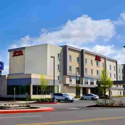 Hampton Inn & Suites Salem Hotel Exterior