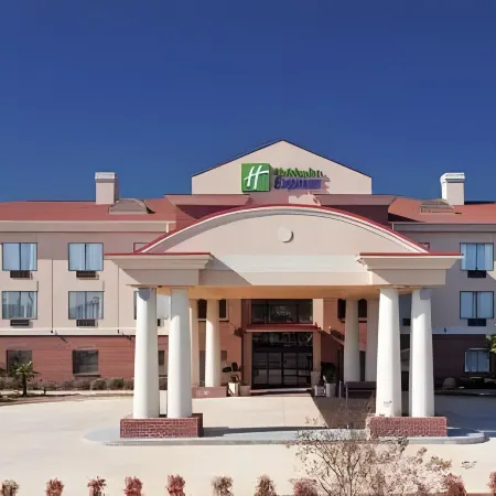 Holiday Inn Express & Suites FOREST by IHG Отели в г. Форест
