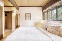 Alder by AvantStay Moody Retreat: Patio Hot Tub in Sunriver