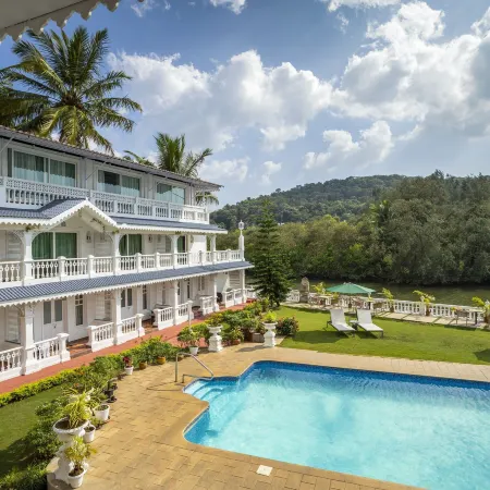 Stone Wood Riverfront Resort, Siolim