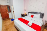 RedDoorz Plus @ Alun Alun Nganjuk Hotel dekat Angkringan Alas Dowo