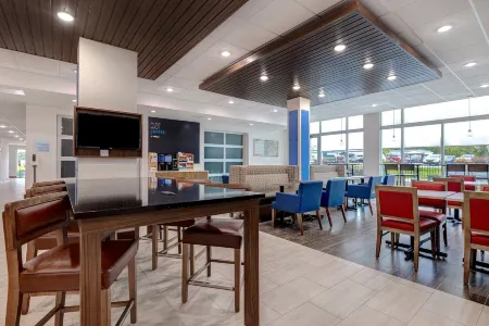 Holiday Inn Express & Suites Detroit - Dearborn