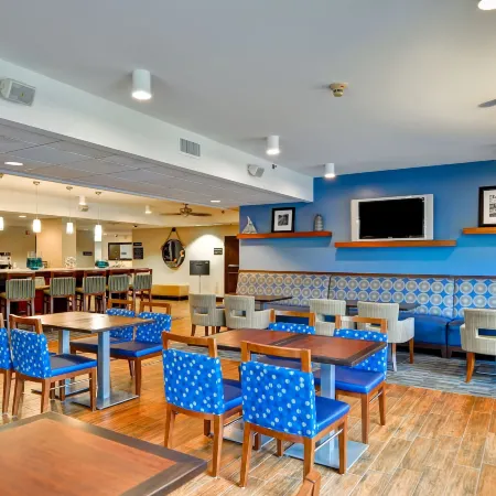 Hampton Inn New Bedford/Fairhaven Отели в г. Фэрхейвен