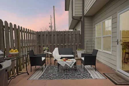 Escape to Luxury: Nashville's Chic Townhouse Haven/ Near Gulch and Downtown