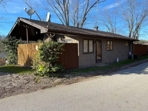 Cozy 3-bed lakefront home with deck & fireplace