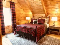 Fabulous Log Cabin on 1 acre, in the Mountains! Pigeon Forge & Gatlinburg! Hotels near Elkmont Ghost Town