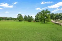 Charming 2-bedroom cottage in lovely Folsom with WiFi, AC and gorgeous views