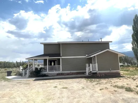 Bucolic views, spacious great room, short walk to center of town!