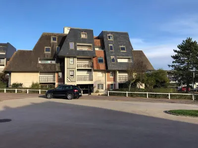 Cabourg Aprt spacious - 100M beach / 600M downtown - Refurbished - Internet Hotels near Plage de Cabourg