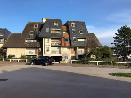 Cabourg Aprt spacious - 100M beach / 600M downtown - Refurbished - Internet Отели рядом с достопримечательностью «Méridien De l'Amour»