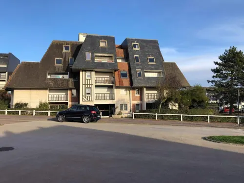 Cabourg Aprt spacious - 100M beach / 600M downtown - Refurbished - Internet Hotels in Cabourg