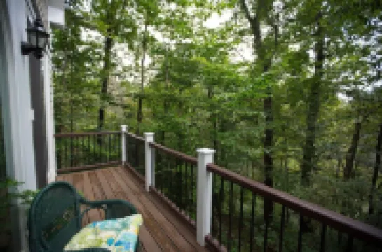 Tranquil Treehouse Cottage, King Bed, River View