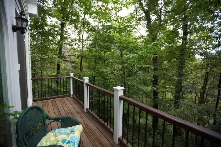 Tranquil Treehouse Cottage, King Bed, River View