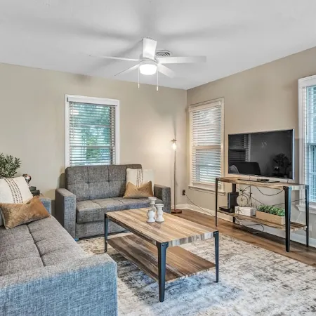 Charming 2/1 Cottage-Style House Near Texas A&M, Recently Updated