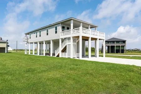 Epic Beach Views Gated Golf Course Community in Crystal Beach Отели рядом с достопримечательностью «Port Bolivar»