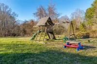 "Enchanted Forest" - Pool, Hot tub, Pond, Pickleball, Basketball, Putt Putt ++++