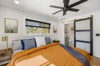 Mid Century Modern home in the boulders. Amazing views. 1.4 miles from downtown.