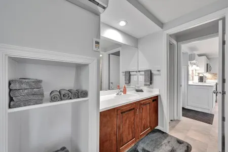 Quiet, private apartment on a 160-year-old farm. Attractions within 5 miles.