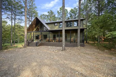 Cloudpine Cabin: Luxe Stay - 2 Decks, Hot Tub, Fire Pit & Game Room in Hochatown