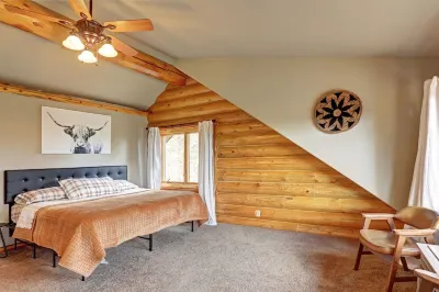 Custom Black Hills Log Home w/views, Secluded, Only 12 miles to Mt Rushmore! Hotels near Iron Creek