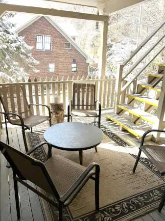 American House 1854- Pocket City Penthouse, 2 Bedrooms, Full Kitchen & Dining Отели в г. Clayton County