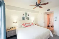 Beach Front Condo. Toes in the Sand. Family Friendly!!