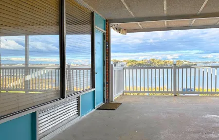 Bogue Shores Studio - Sound Front  Porch and Beach Access All-in-One!