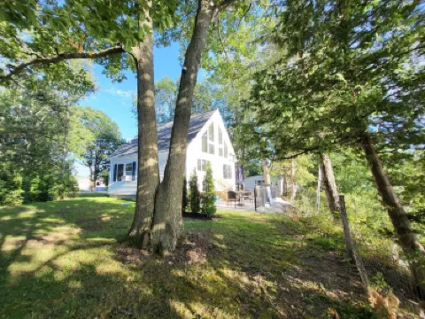 Lake Champlain Waterfront: Year-Round, Incredible Sunsets, Kayaks, Firepit & W/D Hotels in 