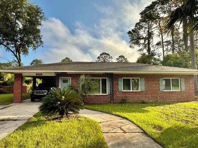 Cozy home with modern interior fur-baby friendly.  Near The Golden Isles Georgia