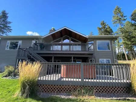 Captivating Flathead Lake Views 6 bd 3.5 bath Отели в г. Лейксайд