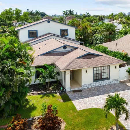 Dream Getaway Away in 6BR/4.5 Bath Oasis with Heated Pool, Steps from the Beach