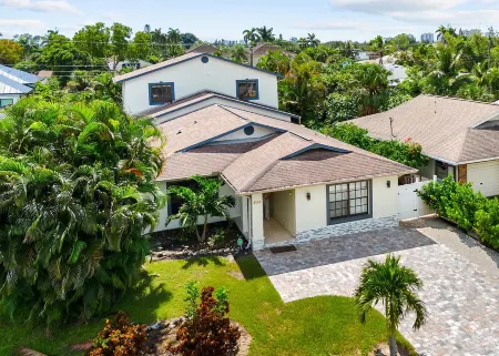 Dream Getaway Away in 6BR/4.5 Bath Oasis with Heated Pool, Steps from the Beach