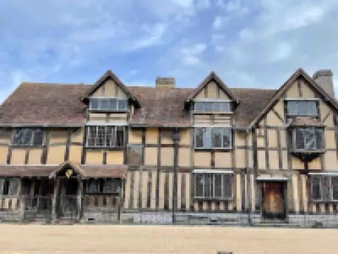 Luxury, modern town centre, 2 beds, free parking for one vehicle