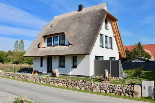 Luv vacation apartment you can experience fantastic sunsets. Hotels in Dranske