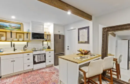 Elegant Studio, 5 Min Walk to Main Street’s Antique Shops & Restaurants!