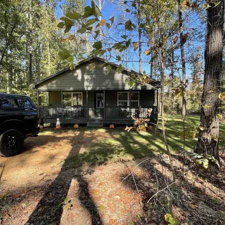 New Cabin in woods at pickwick.  3 BR 2 bath,  near Stateline ramp & state park