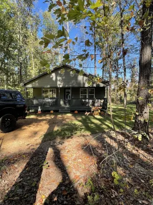New Cabin in woods at pickwick.  3 BR 2 bath,  near Stateline ramp & state park