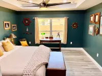 Sanford's Seahaven: fully fenced yard, outdoor dining, close to downtown!