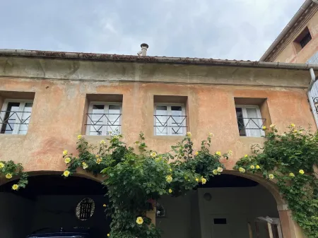 Alla Vigna apartment inside a historic villa with private parking space