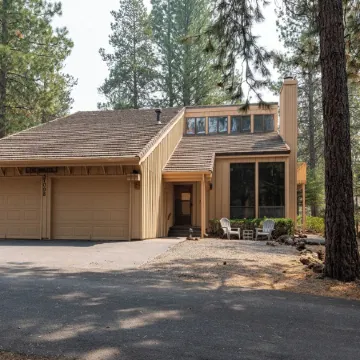 Walk to food/shops and SHARC, 10 Passes, A/C, King Beds, Pool Table