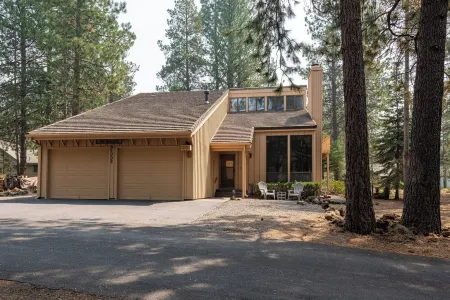 Walk to food/shops and SHARC, 10 Passes, A/C, King Beds, Pool Table Отели в г. Санривер