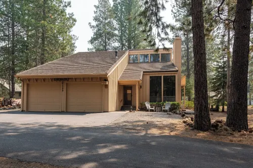 Walk to food/shops and SHARC, 10 Passes, A/C, King Beds, Pool Table