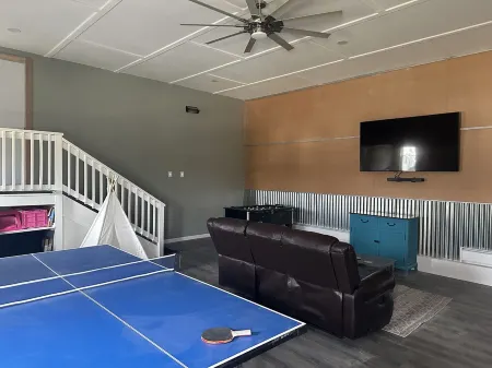 Seneca Summit: Lake view, private road Отели в г. Reading