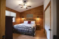 Adorable Cabin snuggled in the trees AND Smoky Mountains!