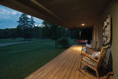 River Cottage Retreat - Close to Golf, Beaches, Hiking!