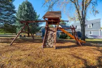 Amazing & A Party BARN… Hot Tub, PL TBl, Png Png, & Arcade!  Access to Pools! Hotels in West Des Moines