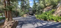 Timeless 100 Year Old Creekside Cabin Near Red Rocks. King Size Bed. Hotels in Evergreen