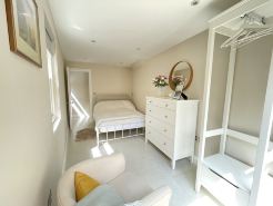 Beautifully Appointed One Bed Apartment. Near Richmond Park, and Kew Gardens