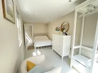 Beautifully Appointed One Bed Apartment. Near Richmond Park, and Kew Gardens Hotels in Twickenham